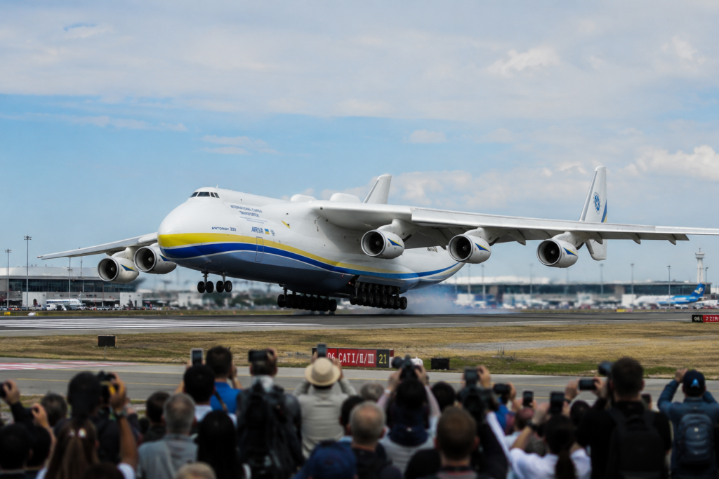 Maior avião do Mundo: Antonov An-225 Mriya pousando em aeroporto com multidão observando sua chegada
